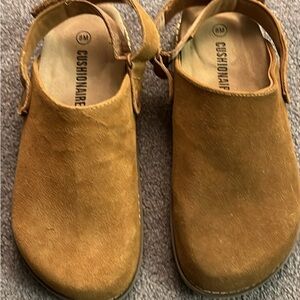 Women’s Cushionaire Ugg like clogs